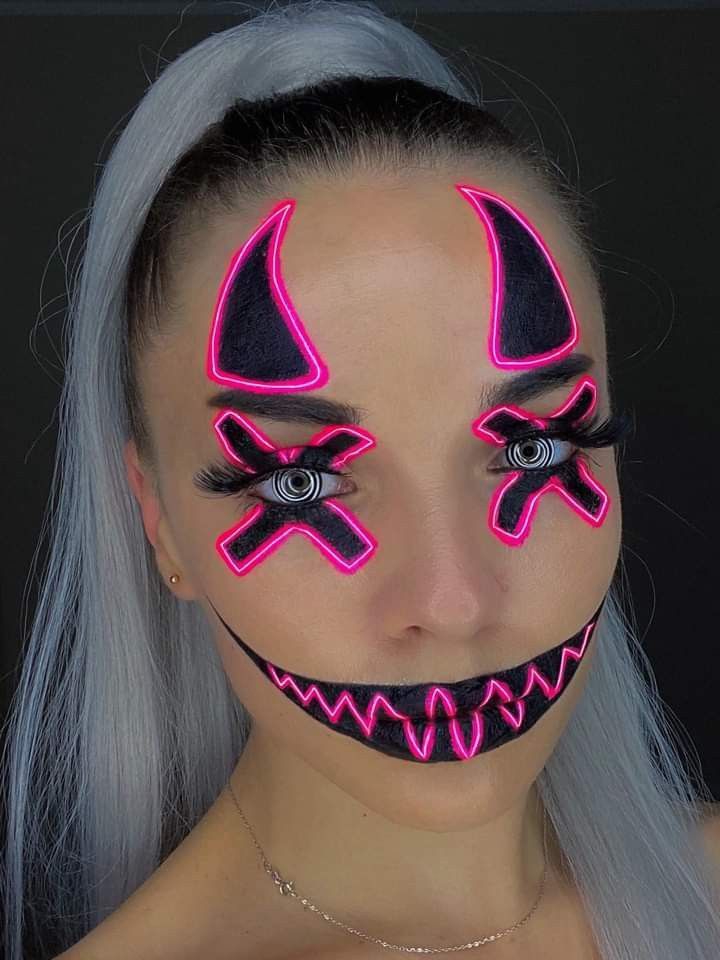 Crazy Halloween Makeup, Glow Costume, Maquillage Halloween Simple, Beautiful Halloween Makeup, Teknik Makeup, Halloween Makeup Clown, Halloweenský Makeup, Holloween Makeup, Nice Makeup