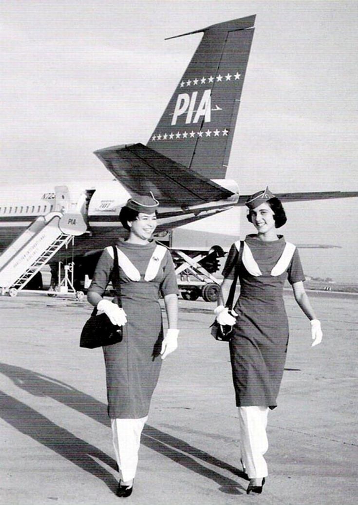 This photograph shows air-hostesses of Pakistani airline, PIA, on the runway of the Karachi airport in 1965. Pakistan did not have a national airline until 1955. In 1955, Orient Airways, a private airline, was nationalised and renamed Pakistan International Airline. Pia Airlines, Chai Pani, Vintage Pakistan, Pakistan International Airlines, Pakistani Art, Pakistan Culture, History Of Pakistan, Pakistani Culture, Beautiful Pakistan