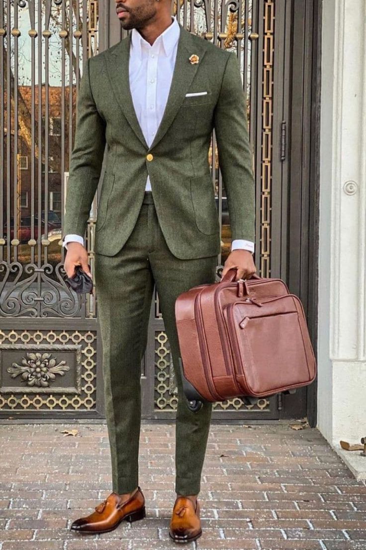 Man wearing a green suit. Green Suit Men, Beach Wedding Suits, Olive Green Suit, Green Wedding Suit, Costume Vert, Stil Masculin, Black Men Fashion Swag, Wedding Suits Groom, Groomsmen Suits