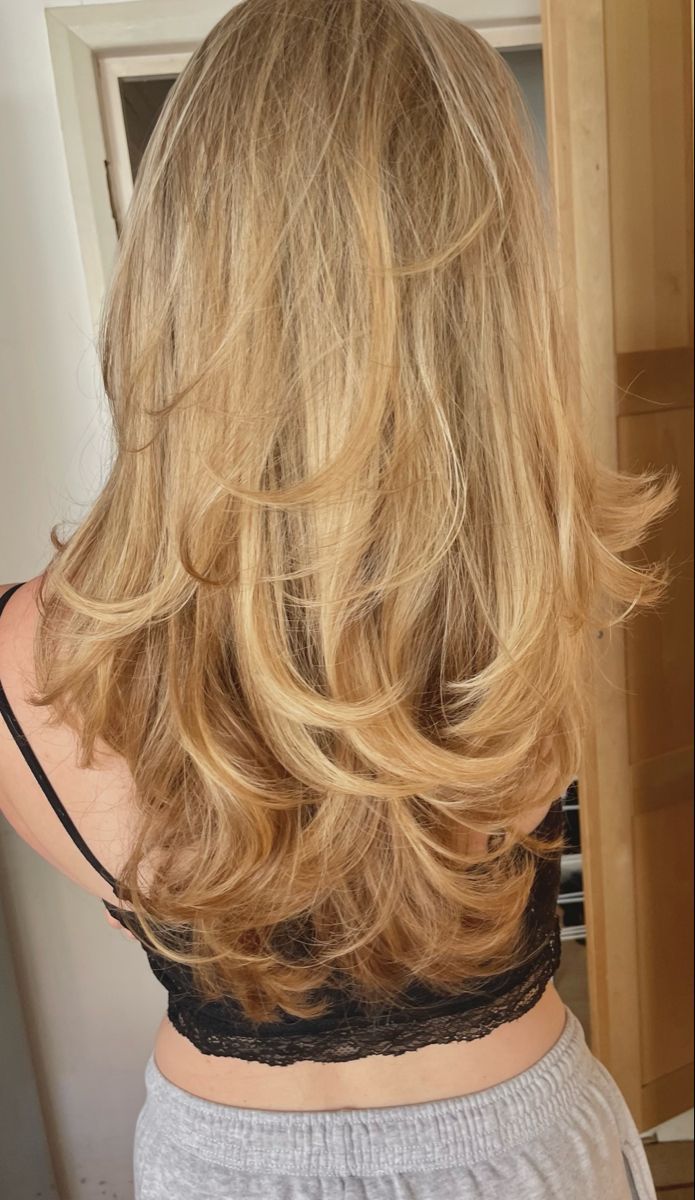 Beige Blonde Hair On Tan Skin, Warm Blonde For Fall, Light Honey Blonde Hair With Highlights, Solid Golden Blonde Hair, Topanga Hair Long, Ginger Hair Blowout, Blond Caramel Hair, Caramel Blond Hair, Dirty Blonde Hair With Blonde Highlights