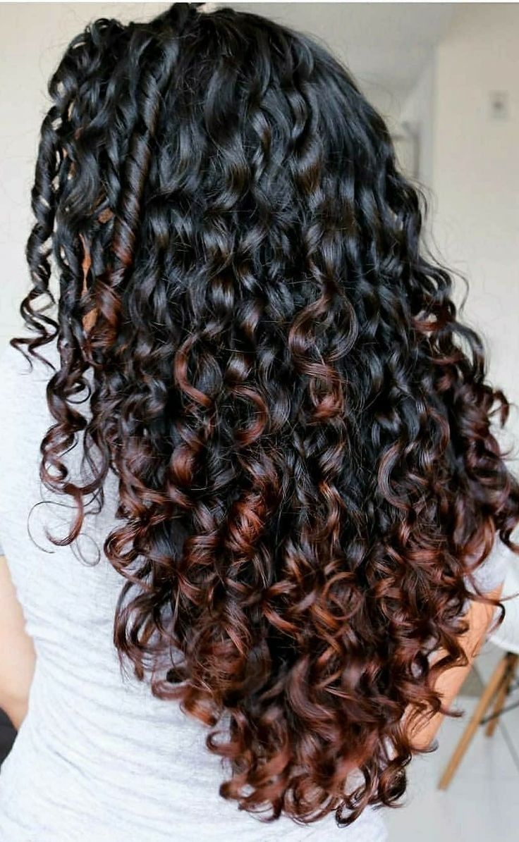 Hear Stile, Balayage Curly Hair Natural Curls, Curly Hair Color Ideas, Curly Hair Color, Curly Highlights, Hair Color For Brown Skin, Long Natural Curly Hair, Curly Color, Dark Curly Hair