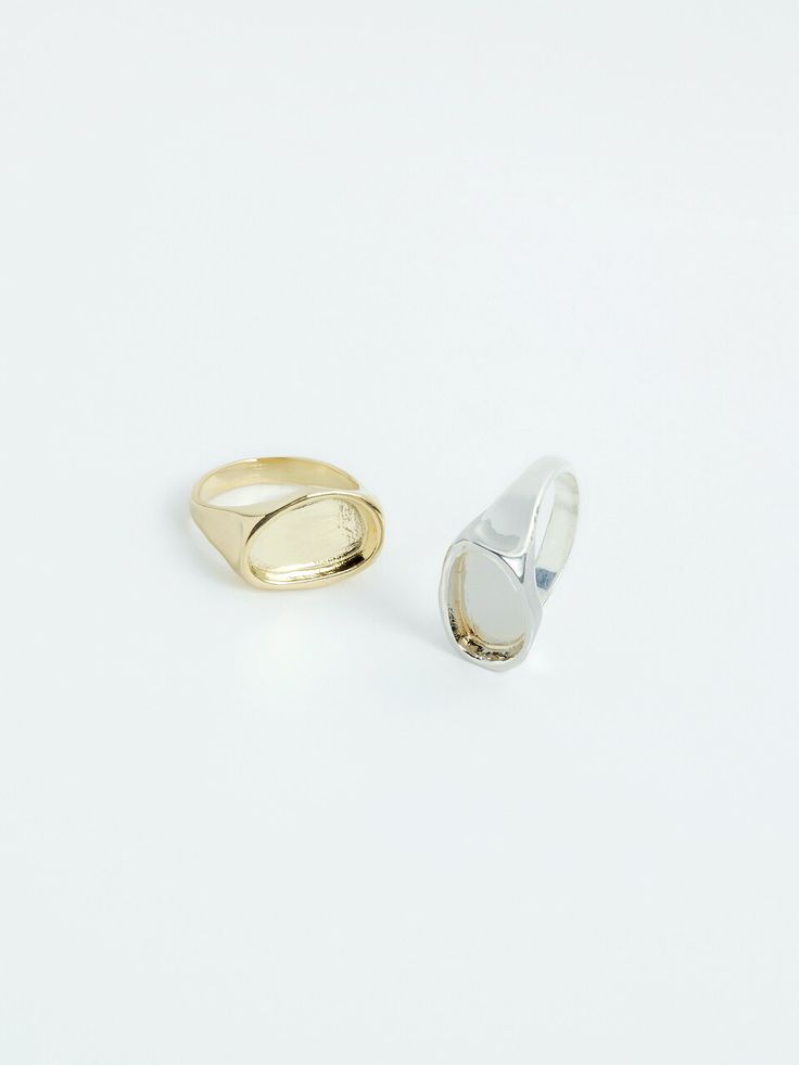 Editor's Noteguitbol's accessories will make your daily outlook stand out- OVAL RING(G/S)- Bold ring with oval carving- Gold /Silver- Voluminous and feminine moodMeasurements- size 5 - 15Composition- Silver925,14k Gold plating- Keep it in a sealed zipper bagDesigner- by guitbol Silver Oval Signet Ring For Everyday, Modern Silver Oval Signet Ring, Modern White Gold Oval Initial Ring, Silver Oval Signet Ring With Polished Finish, Silver Oval Initial Ring With Polished Finish, White Gold Oval Initial Ring With Polished Finish, Bold Rings, Oval Ring, Oval Rings