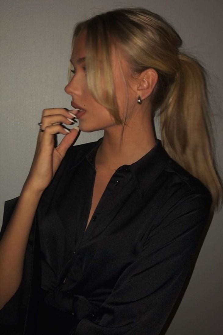 Bun Hairstyle Aesthetic, Modele Fitness, Blonde Hair Looks, Long Hair With Bangs, Brown Blonde Hair, Brown To Blonde, Happy Healthy, Grunge Hair, Homecoming Hairstyles