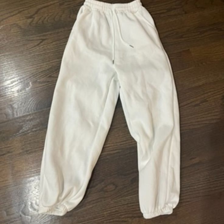 This Is A Pair Of White Sweatpants That Was Ordered From Amazon. They Are Fleece On The Inside And Are A Size Small. They Have Never Been Worn And Are Brand New. White Cargo Sweatpants, White Sweatpants Outfit, Off White Sweatpants, Black And White Sweatpants, Orange Sweatpants, Amazon Pants, White Sweatpants, Camo Joggers, Grey Sweatpants