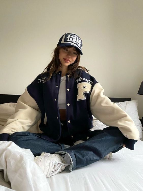 Jaket Baseball Outfit, Senior Jacket Aesthetic, School Jacket Outfit, Hoodie Jacket Outfit, Letterman Jacket Outfit, Senior Era, Old School Jackets, Varsity Outfit, Vintage Jacket Outfit