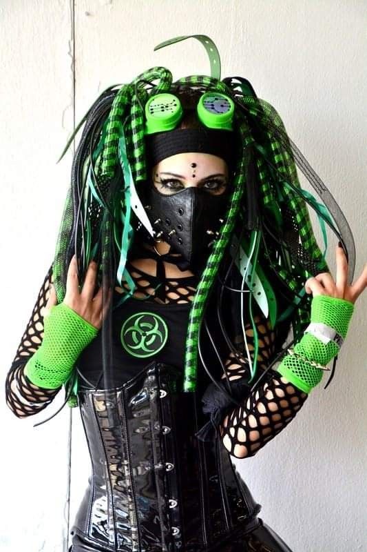 Goth Photography, Cybergoth Fashion, Cybergoth Style, Goth Outfit Ideas, Goth Rave, Goth Outfit, Slytherin Pride, Goth Subculture, Cyberpunk Girl