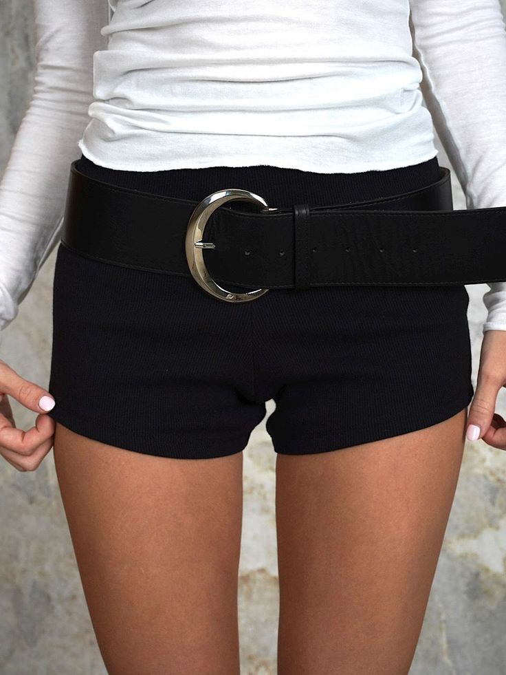 Classic and elegant accessory that will decorate all your outfit - The standout feature is the large buckle with a width of 2.4 inches.- Designed for low-waist wear, perfect for pairing with short shorts, skirts, or dresses for a stylish touch.- Equipped with 7 belt holes, crafted with Italian cow leather, and adorned with the Jinnipick logo engraved on the inside of the belt. Classic Bottoms With Belt, Black Bottoms With Removable Belt, Belted Mini Shorts, Thick Belt Outfit, Big Belt Outfit, Thick Belts, Big Belt, Thick Belt, Buckle Outfits