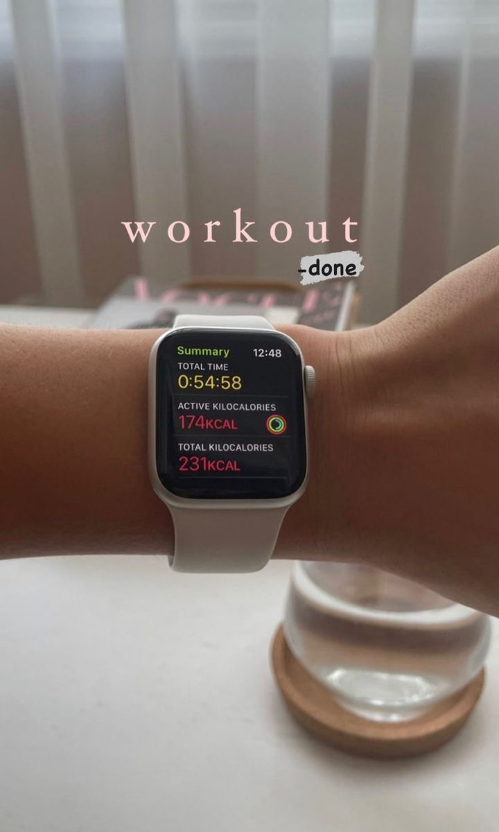 an apple watch on someone's wrist with the words work out in russian and english