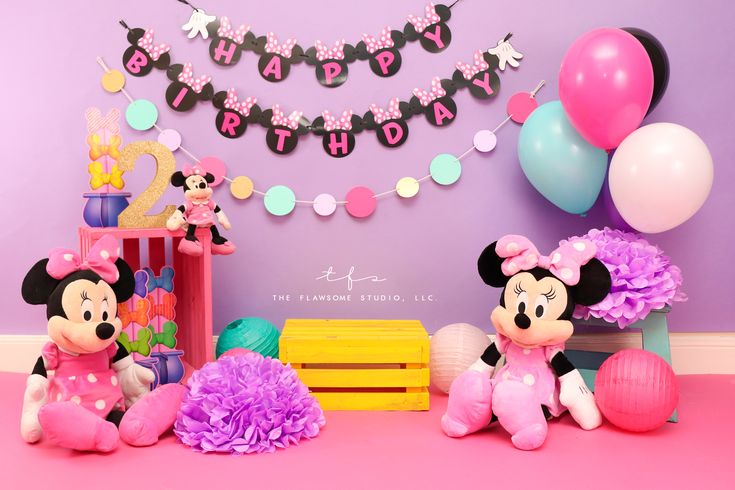 there is a birthday decoration with minnie and mickey mouse