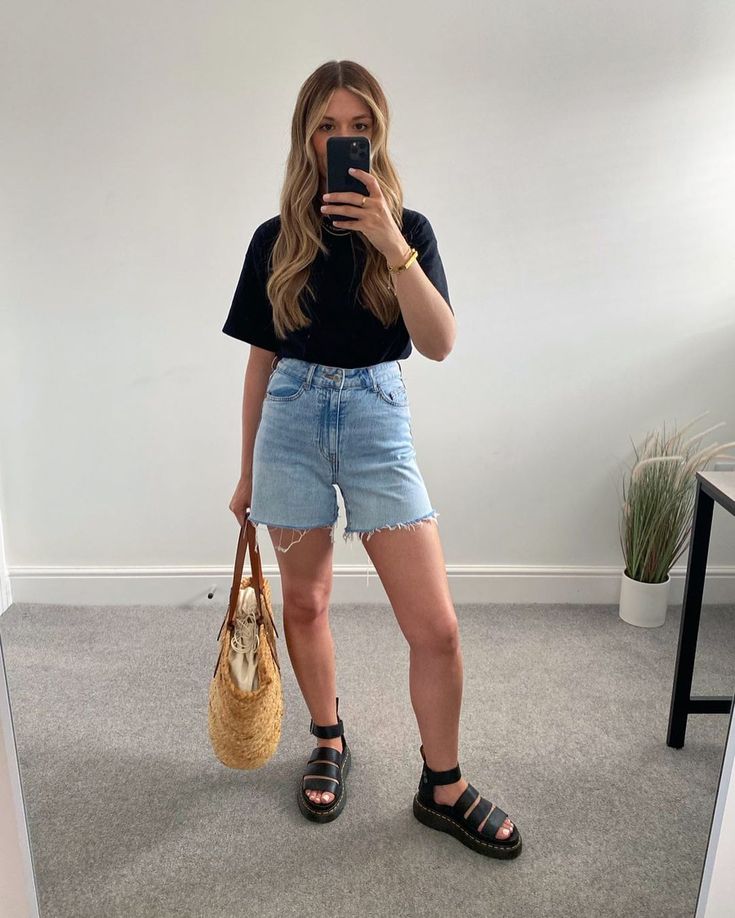 Dr Martens Blaire Sandal Outfit, Blaire Sandals Outfit, Sandals Outfit Summer, Dr Martens Outfit, Doc Martens Outfit, Outfit Primavera, Summer Basics, Sandals Outfit, Bermuda Jeans