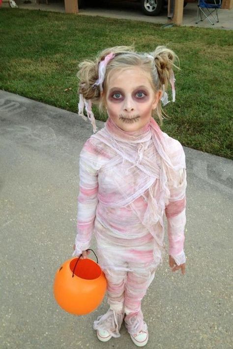 100 Cool Halloween Costume for Kids for 2019 - Hike n Dip Diy Mummy Costume, Dollar Tree Halloween Decor, Mummy Costume, Diy Halloween Costumes For Kids, Homemade Halloween Costumes, Diy Kostüm, Hallowen Costume, Zombie Costume, Diy Halloween Costume