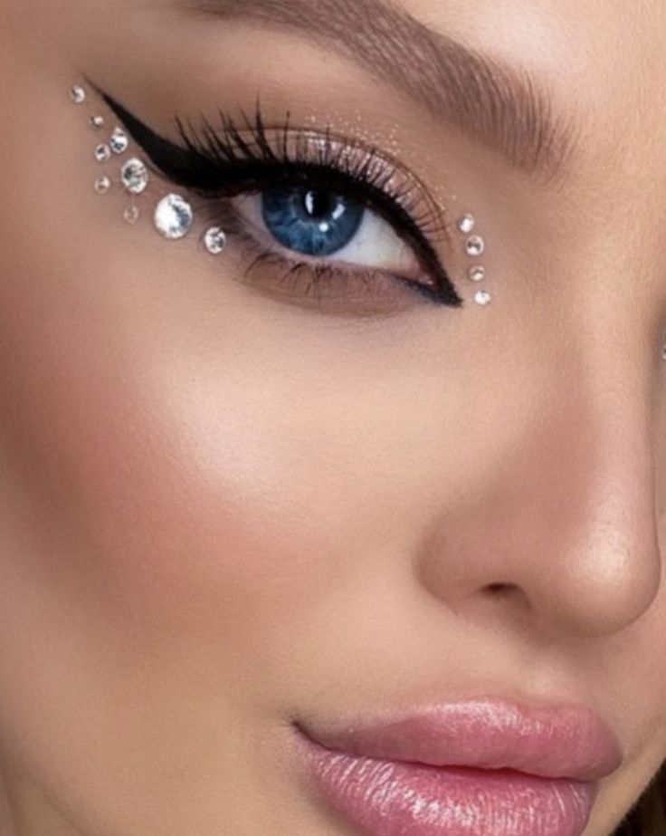 Eyeliner With Jewels, Silver Face Jewels, Jewel Eye Look, Diamonds On Makeup, Crystal Eye Makeup Rhinestones, Zircons Makeup, Make Up Jewels Eyes, Crystals On Eyes Makeup, Jewels On Eyes Makeup