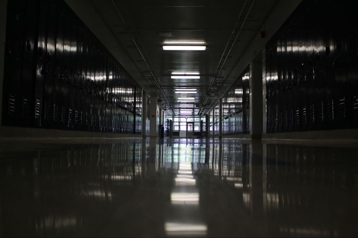 an empty hallway with no people in it