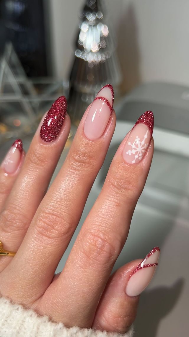 Crismas Nails Art, Xmas Tree Nails, Cristhmas Nails, Pretty Nails For Winter, Nail Designs For Winter, Unghie Sfumate, Red Christmas Nails, Christmas Gel Nails, Daisy Design