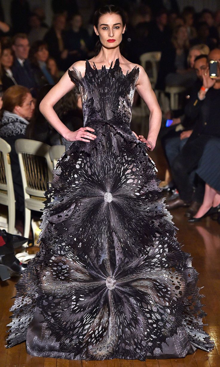 Giles Deacon closing ready-to-wear line - HarpersBAZAAR.co.uk Erin O'connor, Giles Deacon, London Fashion Weeks, Couture Gowns, Spring Summer 2016, 2016 Fashion, London Fashion Week, Couture Fashion, Runway Fashion