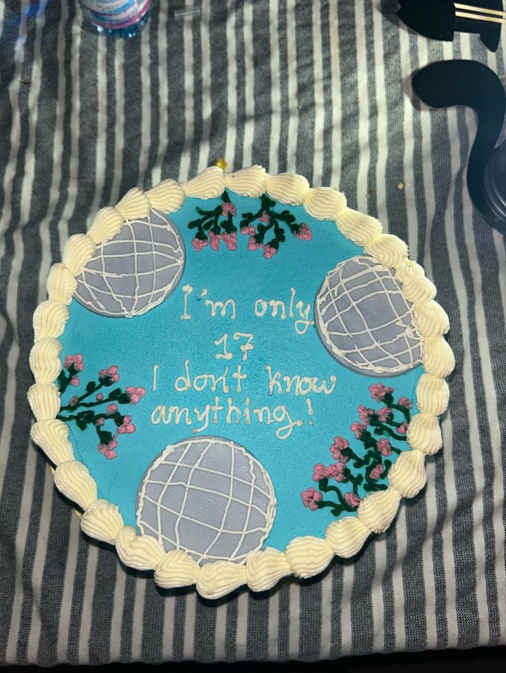 a cake that has been decorated with the words i'm gone to go and don't know anything