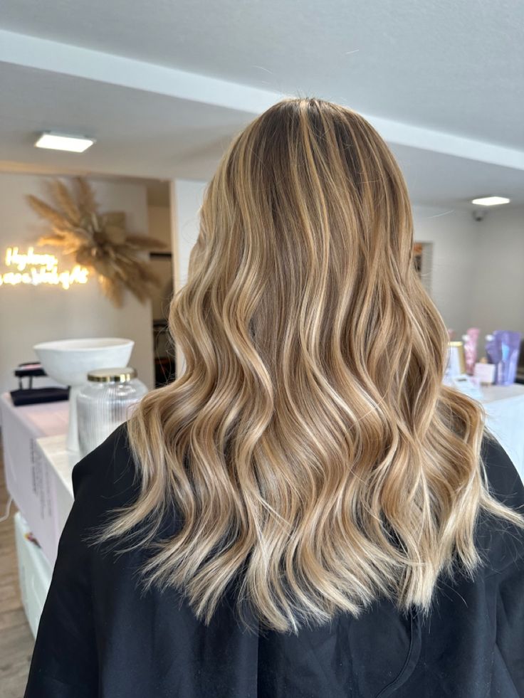 Balayage blonde Golden Hair Balayage, Baby Lights Beige, Warm Blonde Balayage On Brown Hair, Balayage Blond Beige, Dimensional Warm Blonde, Caramel Blonde Hair Honey, Homey Blonde, Gold Blonde Balayage, Mousy Blonde Hair