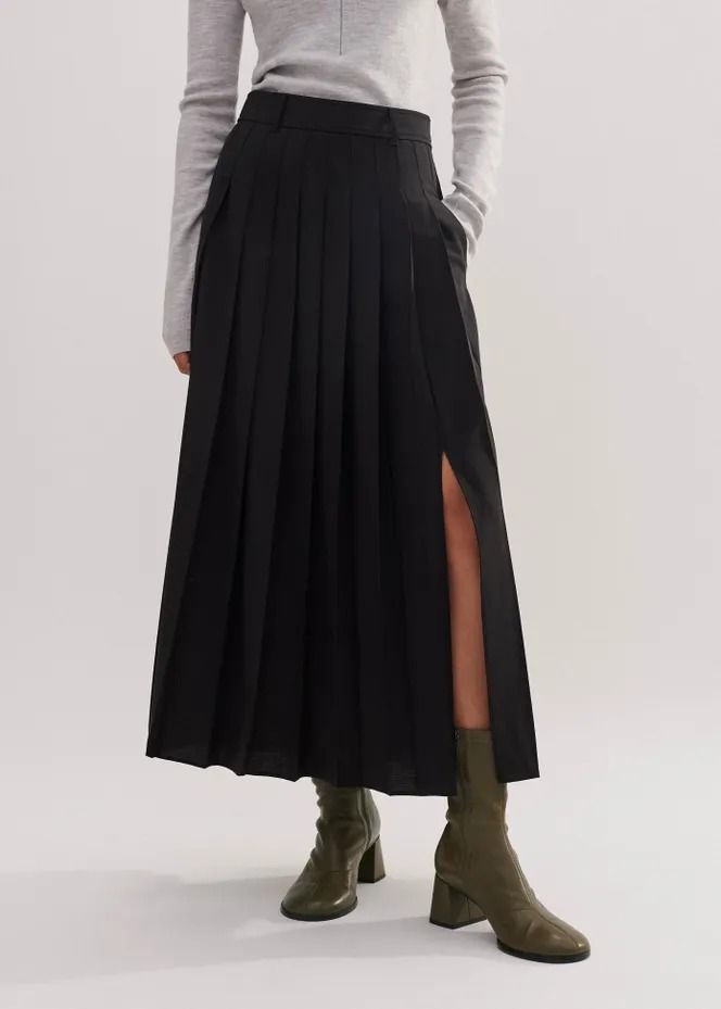 Wool-Blend Pleated Skirt Black Trending Skirt, Pleated Maxi Skirt Outfit, Wool Skirt Outfit, Long Wool Skirt, Maxi Skirt Outfits, Pleated Long Skirt, Chic Skirts, Black Pleated Skirt, Skirt Trends