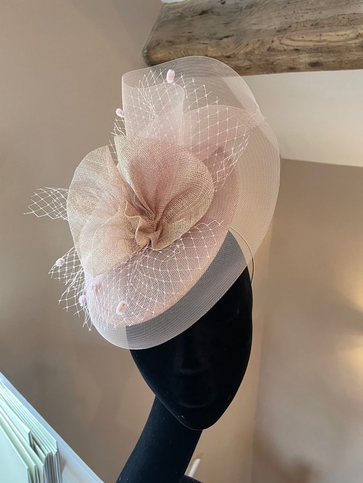 Beautiful blush pink Sinamay saucer trimmed with crinoline, veiling and a Sinamay flower decoration. Perfect for the races and weddings. Summer Wedding Fitted Veil, Elegant Spring Party Veil, Fitted Tulle Hats For Weddings, Elegant Evening Bridal Accessories In Tulle, Elegant Evening Bridal Accessories With Tulle, Spring Wedding Mini Tulle Hats, Elegant Cream Party Veil, Elegant Cream Tulle Veil, Elegant Tulle Bridal Accessories For Evening