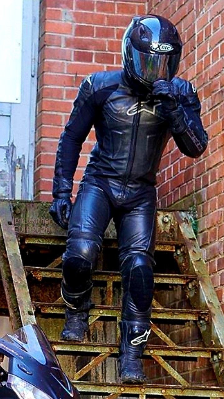 Motorcycle Suits Men, Motorcycle Leathers Suit, Leather Jacket Fashion, Bike Suit, Leather Fashion Men, Hot Biker Guys, Bike Leathers, Hazmat Suit, Mens Leather Clothing