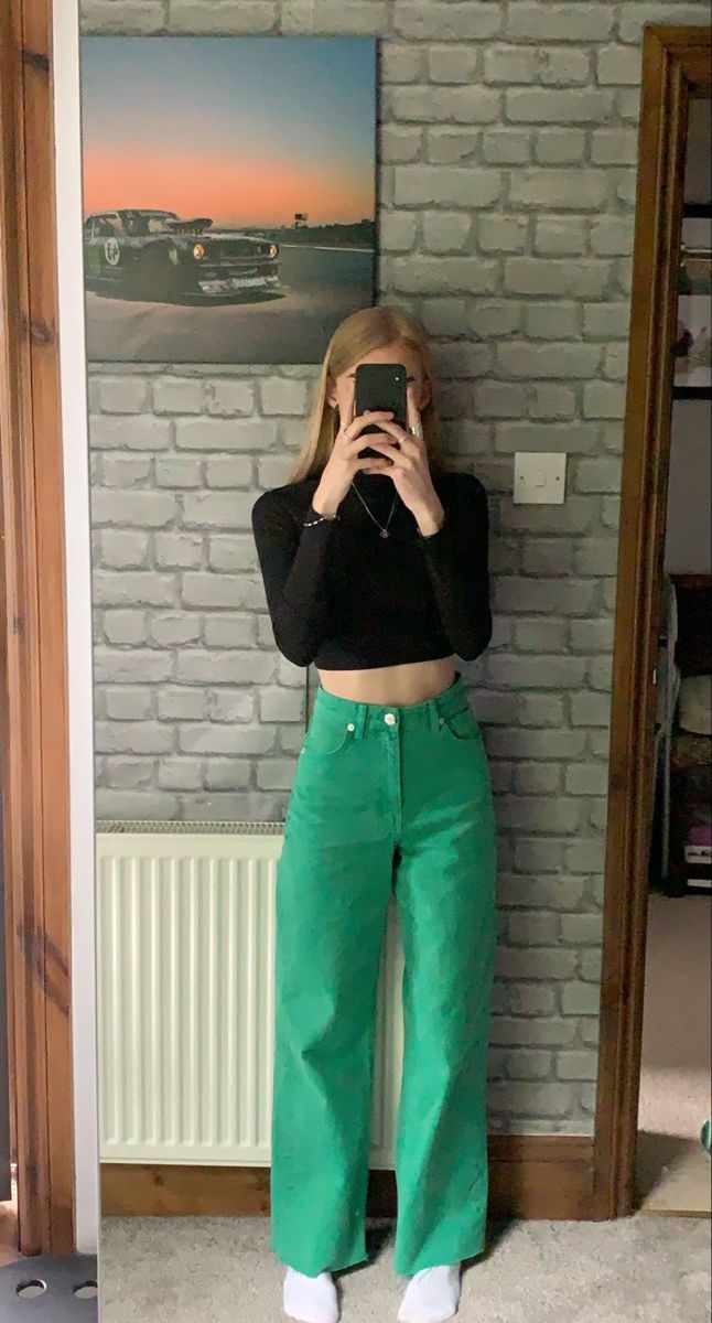 Zara Jeans Outfit, St Patricks Day Makeup, Green Trousers Outfit, Green Jeans Outfit, St Patricks Day Outfits, Colored Jeans Outfits, Dark Green Jeans, Wide Leg Outfit, Green Pants Outfit