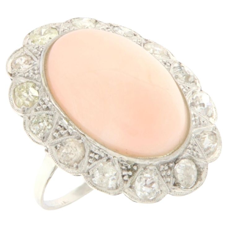 This exquisite ring in 18-karat white gold evokes the timeless elegance of antique style, offering a perfect balance between classicism and contemporary charm. At the heart of this majestic creation stands a spindle of pink coral, chosen for its delicate color and extraordinary natural beauty. The pink coral, symbolizing modesty and immortality, gives the ring a vibrant heart, rich in history and meaning. Surrounding this central gem, old-cut diamonds add another layer of splendor and mystery. T Pink Diamonds, Gold Cocktail Ring, Coral Ring, Gold Cocktail, Pink Coral, Pink Diamond, Belleza Natural, Cocktail Ring, Antique Style