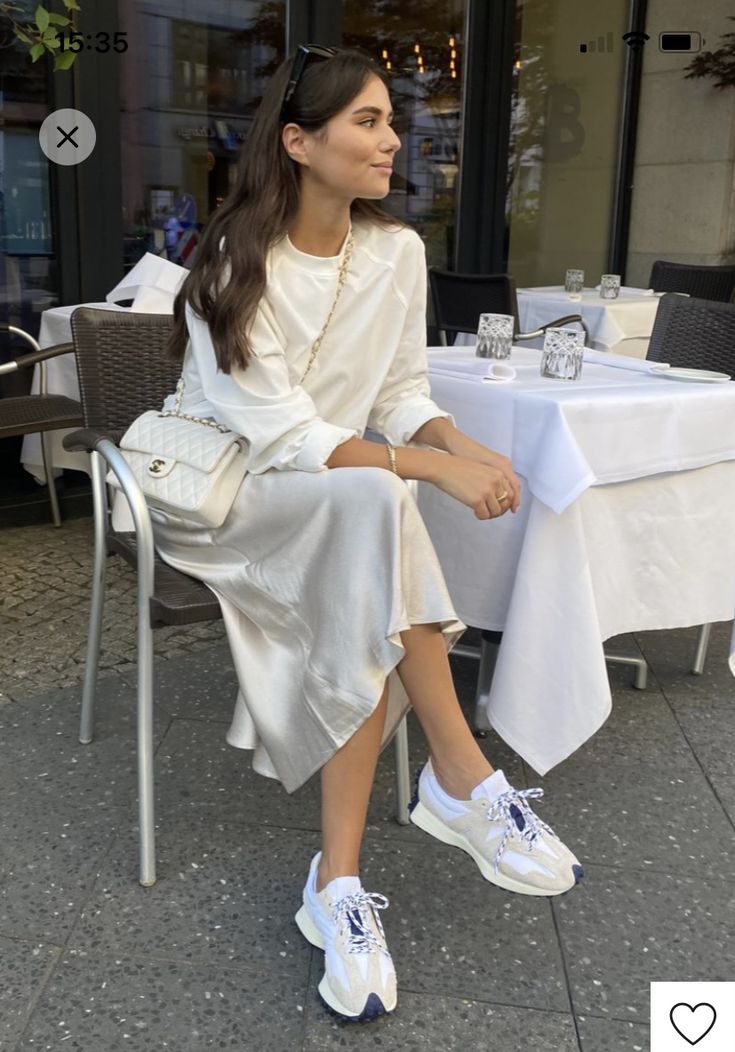 Weekend Getaway Outfits, Sneaker Outfits Women, New Balance Outfit, Looks Street Style, Mode Inspiration, Spring Summer Outfits, Outfits Casuales, Modest Outfits, Skirt Outfits