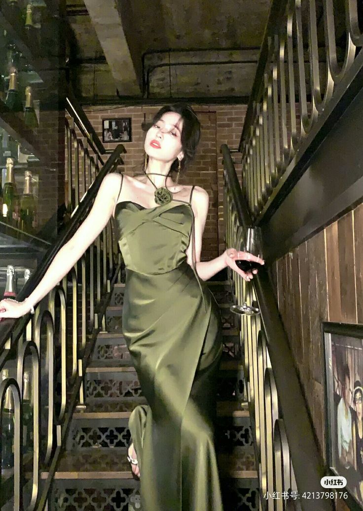 Night Gown Dress Glamour, Douyin Prom Dress, Ulzzang Party Outfit, Green Satin Dress Outfit, Dark Green Dress Outfit, Green Satin Gown, Green Satin Prom Dress, Vintage Satin Dress, Green Dress Outfit