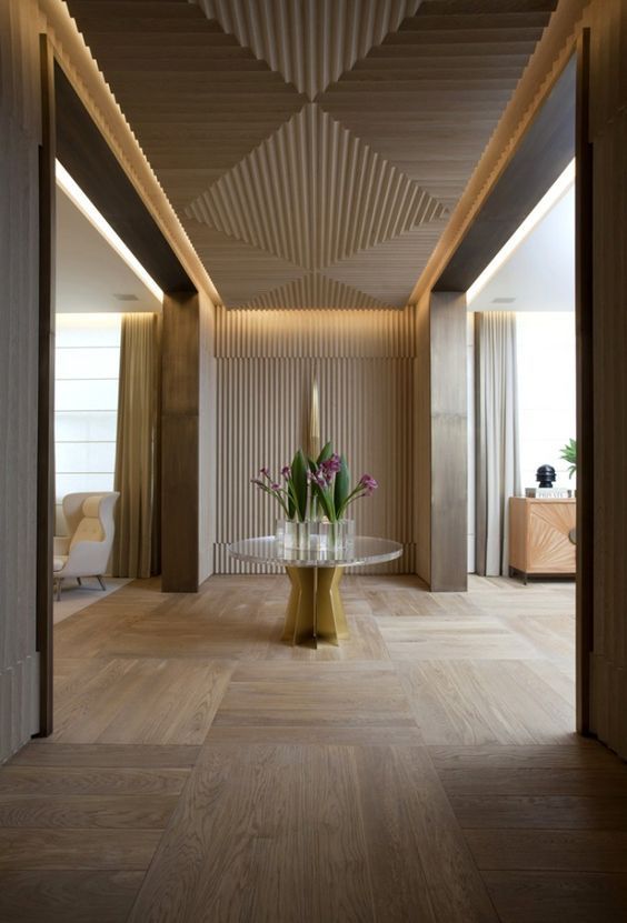 Unique entryways create lasting first impressions with luxurious interior design ideas and inspiration. Wooden Ceiling Design, Corridor Design, Ceiling Detail, Modern Office Design, Foyer Design, Entry Way Design, Lobby Design, Wooden Ceilings, False Ceiling Design