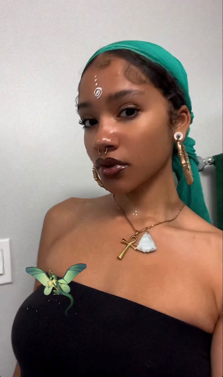 777 @ WOKEUPCUPID ✌🏼 Earthy Makeup Looks Black Women, Spiritual Makeup, Earthy Makeup, Bohemian Makeup, Divine Women, Hippie Makeup, Earthy Girl, Earth Girl, Black Hippy