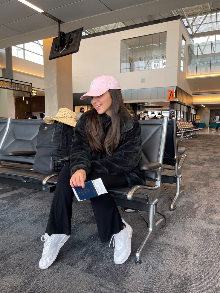 All black outfit with pink hat. Pink Ny Hat Outfit, Pink Yankees Hat Outfit, Nike Hat Outfit, New Era Cap Outfit Woman, Ny Cap Outfit, Pink Cap Outfit, Pink Yankees Hat, Pink Hat Outfit, Black Hat Outfit