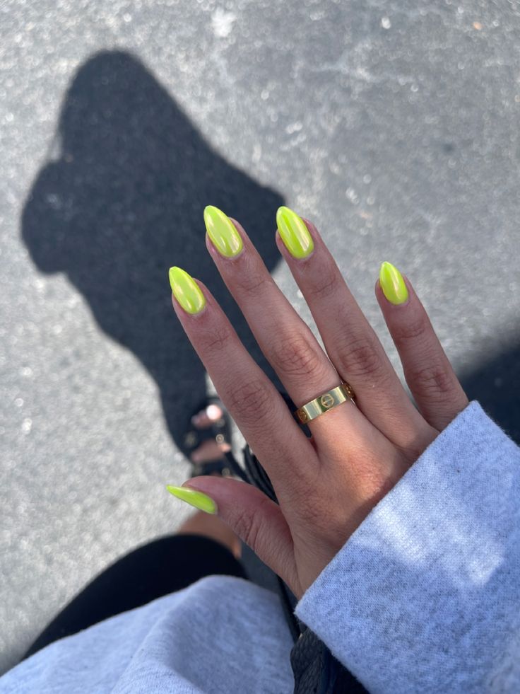 Hailey Bieber Neon Nails, Neon Chrome Nails Hailey Bieber, Neon Yellow Tips Nails, Nails For Gold Jewelry, Hailey Bieber Yellow Nails, Lime Chrome Nails, Nails For The Bahamas, Bright Vacation Nails Neon, Summer 2023 Nails Almond