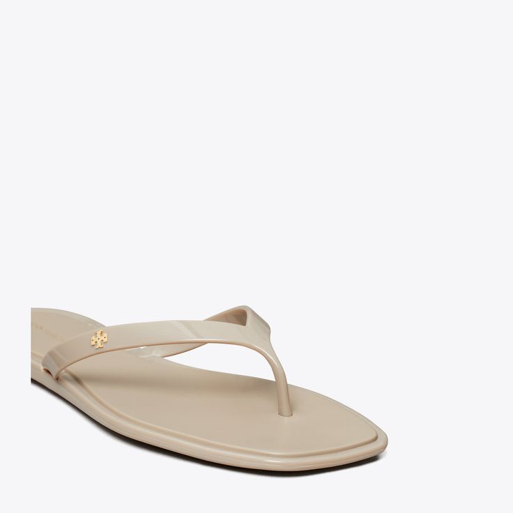 The Roxanne flip-flop reimagines a warm-weather essential with a square toe. A lightweight sandal to wear poolside or at the beach. Flip Flops Style, Footwear Design Women, Designer Sandals, Handbag Shoes, Sports Gifts, New Handbags, Flip Flop, Low Heels, Sales Gifts