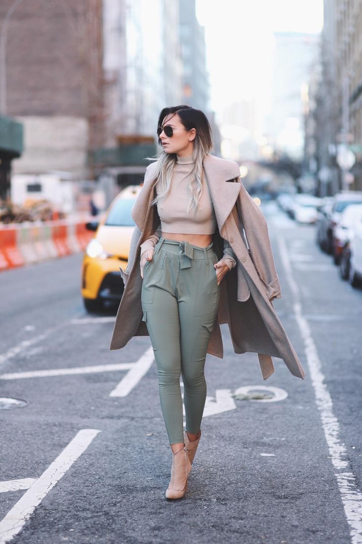 31 Winter Date-Night Outfit Ideas: Style a crop top with high waisted trousers and cute ankle boots Winter Date Outfits, Night Outfits Winter, Winter Date Night Outfits, Outfit Ideas Spring, Elegante Casual, Night Out Outfit, Dinner Outfits, Green Pants, Night Out Dress