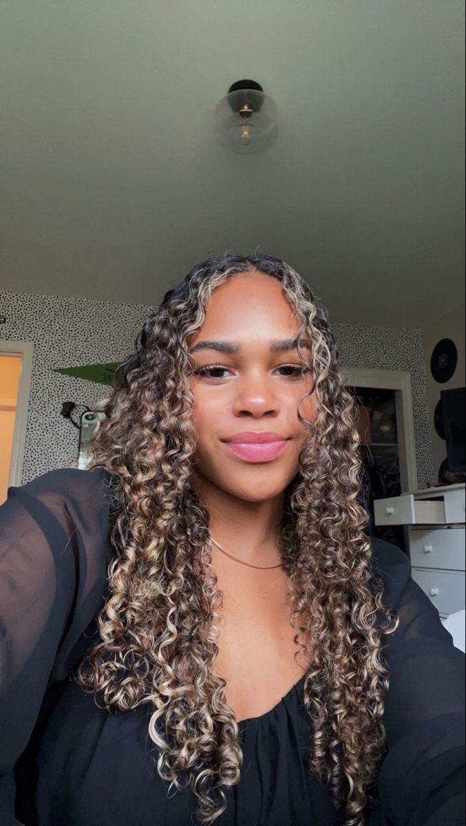 Highlights On Mixed Curly Hair, 3b Hair With Highlights, 3b Hair Highlights, Curly Head Highlights, Half Head Highlights Curly Hair, Curly Highlights On Black Hair, Blonde Highlights In Curly Brown Hair, Curly Hair Peekaboo Highlights, Black Curly Hair With Highlights Blonde