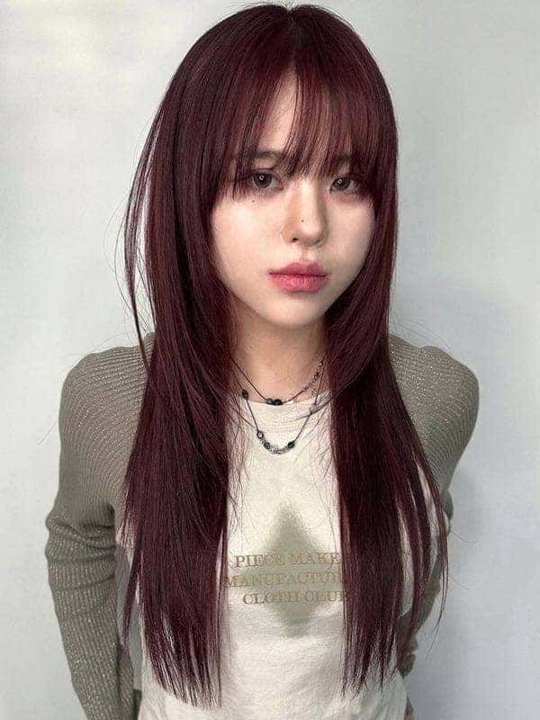 Korean red brown hair: long and sleek hair with bangs Black Korean Hair, 2024 Haircolor, Korean Brown Hair, Fall Hair Colors Red, Korean Hair Color Ideas, Red Brown Hair Color Ideas, Hair Colors Red, Red Hair Korean, Brown Hair Medium