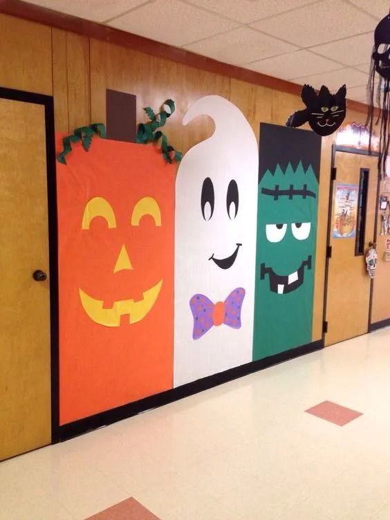 a hallway decorated for halloween with pumpkins and ghostes