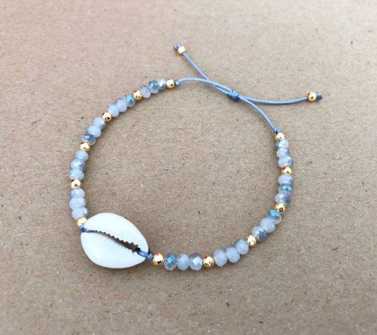 Diy Cowrie Shell Bracelet, Sea Shells Bracelet, Bracelet Diy Ideas, Colorful Beaded Bracelets, Sea Shell Bracelet, Cowrie Shell Bracelet, Seashell Bracelet, Surf Jewelry, Bracelet Summer