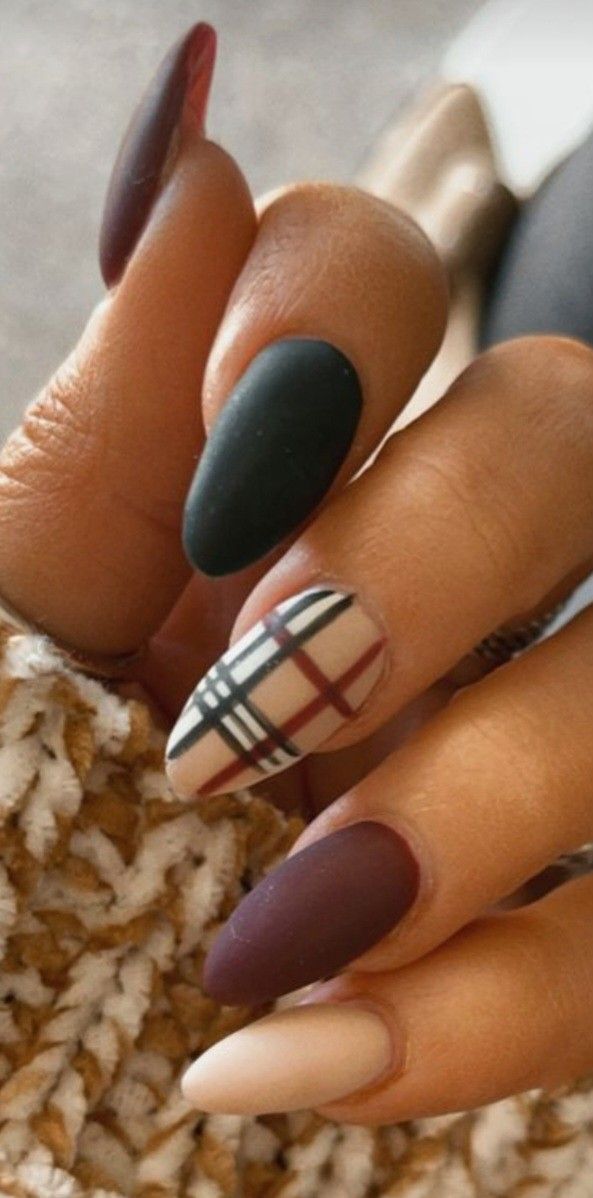 Almond Nails Fall Colors Matte, Plaid Dip Nails, November Nails Designs Fall Matte, Thanksgiving Plaid Nails, Thanksgiving Nails Matte, November Nails Ideas 2023, Thanksgiving Nails Dip Powder, Matte Fall Nails Short, Dip Nail Designs Fall