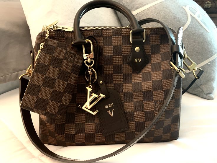 Louis Vuitton Speedy 25 Bandolier Damier Ebene with Facettes charm, Ebene luggage tag hot stamped, Damier Ebene Key Pouch/cles.  #louisvuittonhandbags #speedy25 #damierebene #keypouch #louisvuitton #hotstamping Louis Vuitton Speedy 25 Outfits, Speedy 20 Bandouliere, Louis Vuitton Handbags Prices, Louis Vuitton Luggage Tag, Louis Vuitton Handbags Speedy, Melie Louis Vuitton, Lv Speedy 25, Louis Vuitton Mm, Lv Speedy Bandouliere