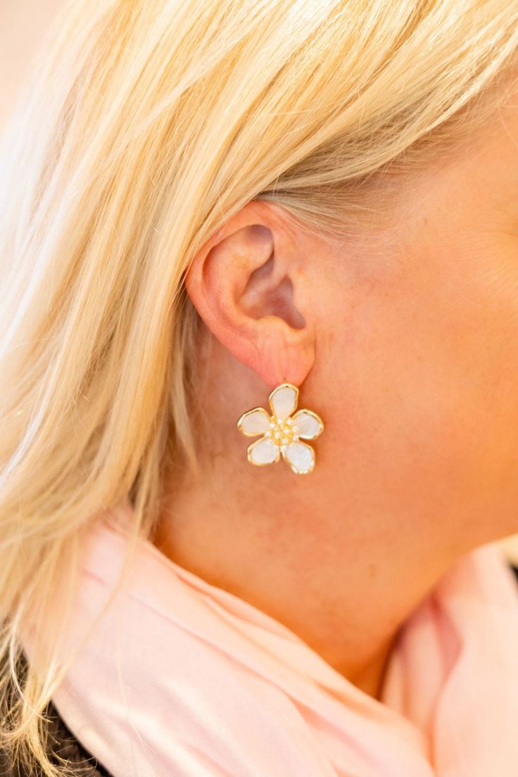 The Elinore Earring features beautiful Mother of Pearl and gold brass details. This accessory is perfect for gifting to your bridesmaids for the big day, or for the bride herself! This earring is nothing short of elegant. Mother of Pearl and brass earring Handmade with French clip backing LL-ELINORE Chic Flower Earrings For Weddings, Brass Flower Earrings For Wedding, Flower Shaped Brass Wedding Earrings, Flower-shaped Brass Wedding Earrings, Chic Gold Flower Earrings For Wedding, Delicate Brass Wedding Earrings, Delicate Gold Earrings For Bridal Shower, Flower Shaped Clip-on Earrings For Wedding, Chic Flower Earring For Wedding