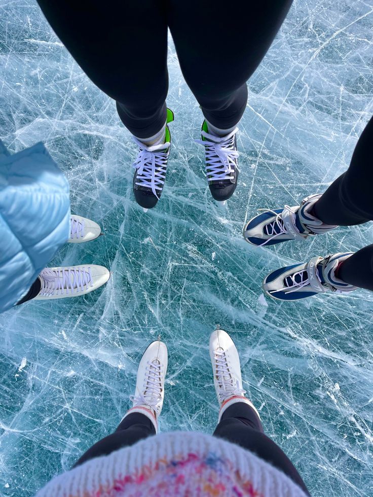 winter aesthetic ice skating outfit ideas friends Ice Skating Friends, Skating Poses, Ice Skating Aesthetic, Indoor Ice Skating, Kids Ice Skates, Ice Skating Party, Skating Pictures, Cabin Getaway, Friends Ideas