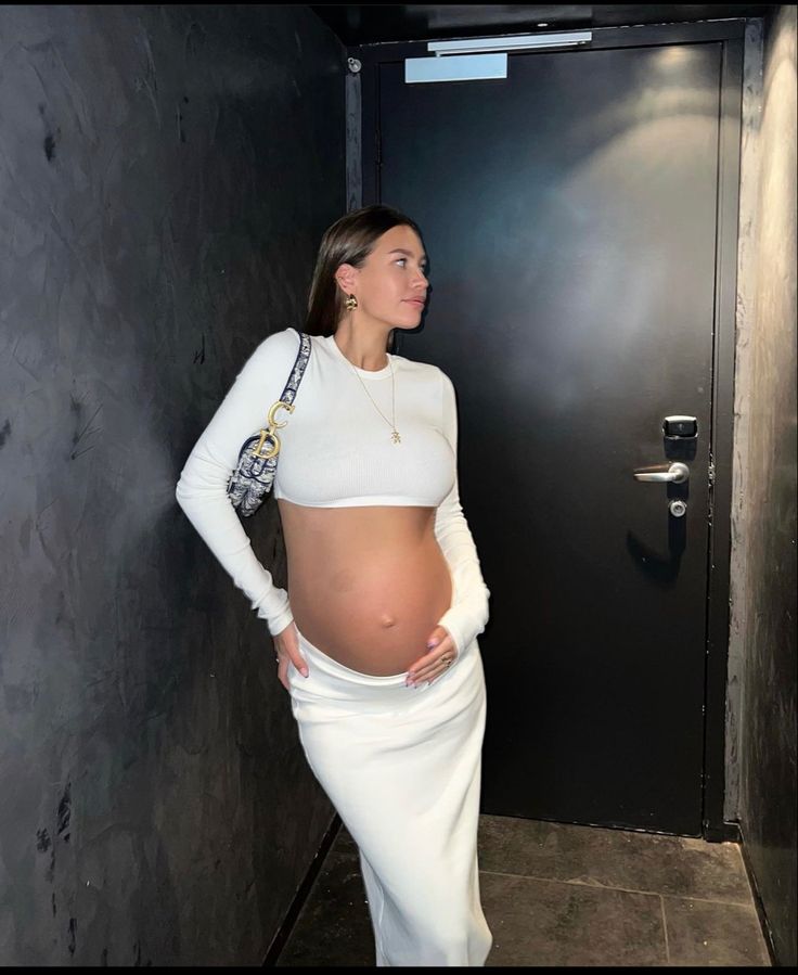 Spain Outfit, Low Rise Skirt, Stylish Maternity Outfits, Maternity Skirt, Stylish Maternity, Pregnancy Outfits, Crop Top Outfits, Pregnancy Workout, Pregnancy Shoot