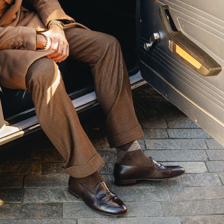 A classic design with a modern perspective. Meet the Milano Loafer – our best-selling silhouette that gives a modern perspective to a classically cool design. Inspired by the refined looks found in one of the world’s most well-dressed cities, the Milano is handcrafted by our family of artisans throughout Italy. The uppers are constructed from soft high-grade Italian Leathers that are complemented with the hand-stitched quality detailing that Del Toro has become known for. A custom rubber sole ad