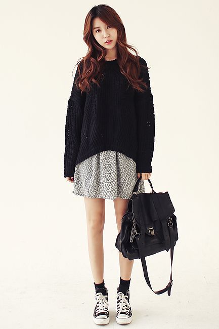 Skirt with oversized sweater. High socks with converse. Japan Fashion Casual, Ulzzang Outfit, Korean Fashion Ulzzang, Girls Fall Fashion, Korean Fashion Ideas, Korean Fashion Fall, Korean Fashion Winter, Korean Fashion Kpop, Korean Fashion Summer