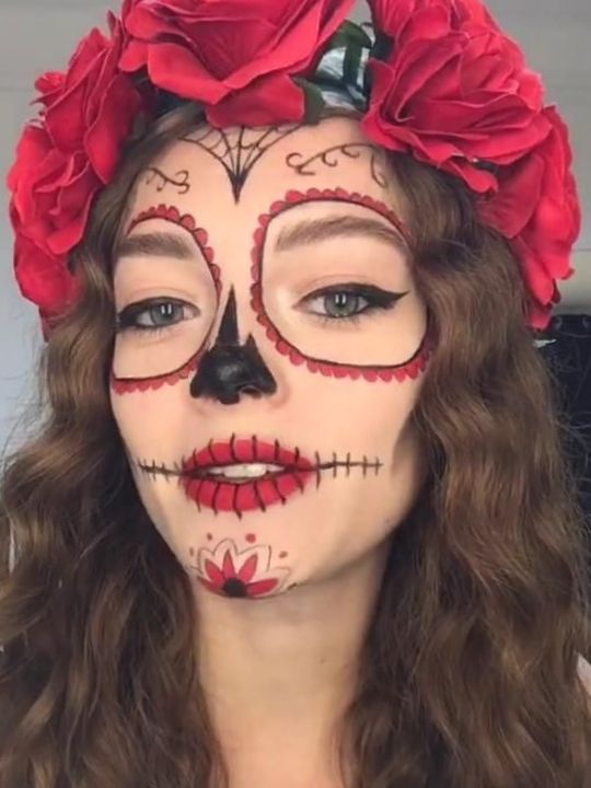 easy Halloween makeup: the day of the dead Easy Halloween Makeup Looks, Easy Halloween Makeup Ideas, Easy Halloween Makeup, Halloween Makeup Ideas, Face Painting Halloween, Halloween Makeup Easy, Halloween Makeup Looks, Kiss Makeup, Pull Off