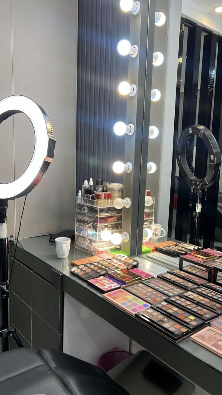 Makeup Artist Office, Professional Makeup Artist Aesthetic, Makeup Business Ideas, Makeup Artist Room Ideas, Make Up Artist Aesthetic, Makeup Astethic, Makeup Artist Room, Mua Aesthetic, Makeup Artist Aesthetic