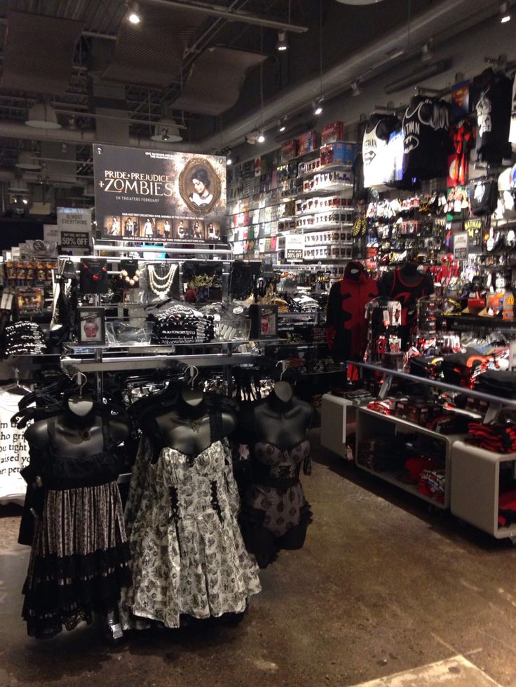 Hottopic- Castleton Square Mall Spencers Store, Hot Topic Aesthetic, Old Hot Topic, Fashion Square Mall, Eli Core, Spencer Store, Hot Topic Store, Trad Goth Outfits, Pride And Prejudice And Zombies