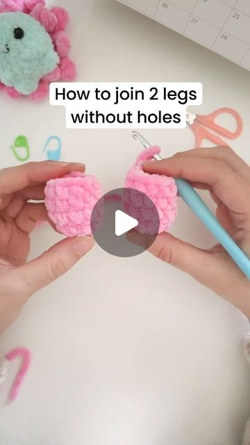 two hands are holding crocheted hearts and writing how to join 2 legs without holes