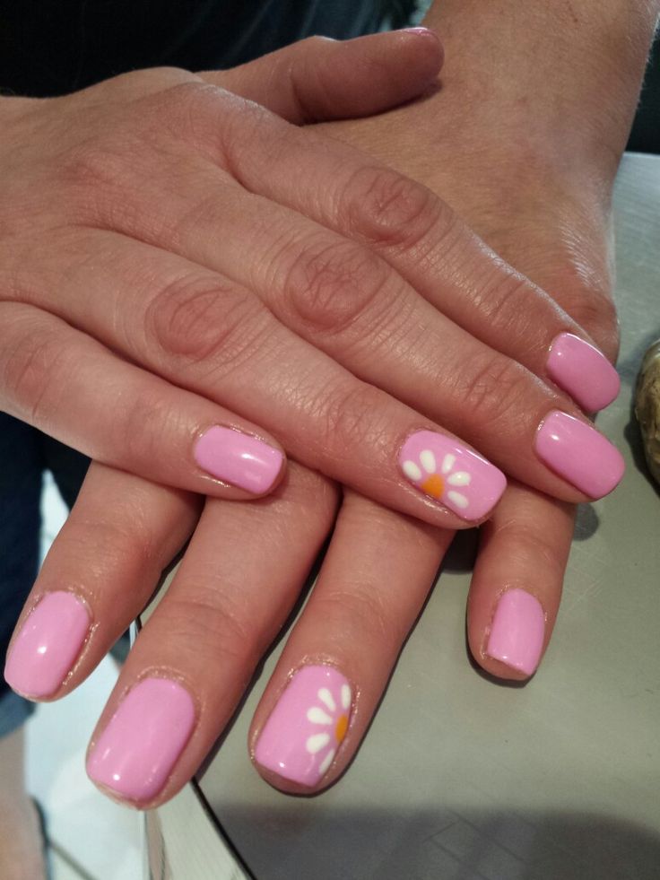 Daisy on pink gel Summer Nails Daisy White Flowers, Mail Ideas For Spring, April Gel Nails Ideas, Spring Gel Nails Ideas Simple, Daisy Nails Pink, Spring Nails Shellac, Spring Nail Ideas Short, May Nails Ideas Short, Gel Nails With Flowers